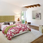 Alfombra blanca sobre un piso de madera