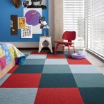 Alfombra con cuadrados multicolores en la guardería