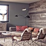 Decoración en forma de calavera de cabra sobre una cómoda