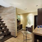 Silla de cristal junto a la mesa junto a la ventana