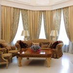 Muebles elegantes y chimenea en la sala de estar.