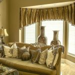 Jarras orientales y muebles en el interior.