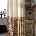 Florero sobre una mesa en forma de arpa