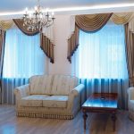 Sofá, sillón y mesa en el salón.