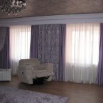 Palacio de lilas y cortinas en el interior.