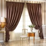 Cortinas marrones combinadas con papel pintado a rayas.