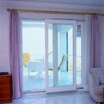 Cortinas moradas en una puerta de cristal