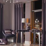 Muebles y cortinas lila