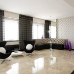 Sillones negros con almohadas blancas.