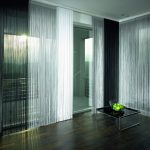 Mesita en una habitación vacía