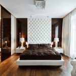 Lámparas de pie junto a la cama