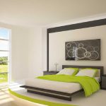 Decoración de dormitorio en colores claros con detalles en verde claro.