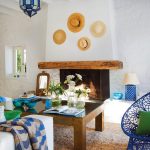 Sombreros como elemento de decoración sobre la chimenea.