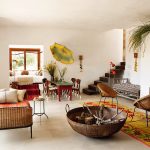 Muebles de mimbre en el interior.