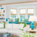 Interior blanco con elementos de decoración azul y verde claro.