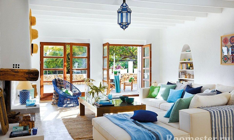 Ang kumbinasyon ng mga puting pader at asul na elemento ng dekorasyon