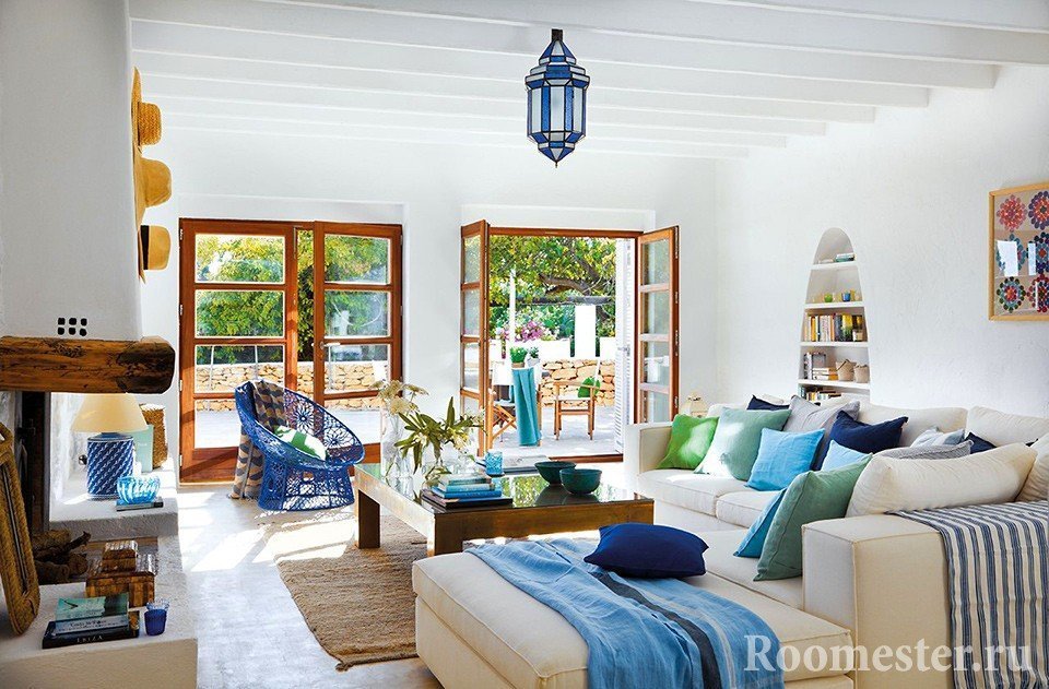 Kombinacija bijelih zidova i plavih elemenata dekor