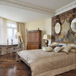 Dos espejos sobre la cama en el dormitorio.