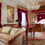 Habitación con muebles elegantes.