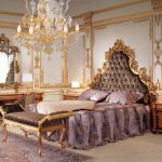Muebles de madera con motivos tallados en el dormitorio.
