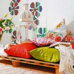Almohadas multicolores en paletas en la habitación.