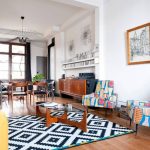Muebles luminosos en una sala blanca