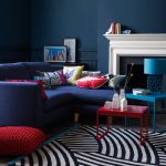 Muebles azules y rojos en un interior azul.