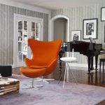 Sillón naranja en un interior sencillo.