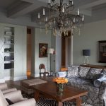 La foto de arriba de la mesa detrás del sofá