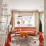 Sofá naranja en una habitación blanca