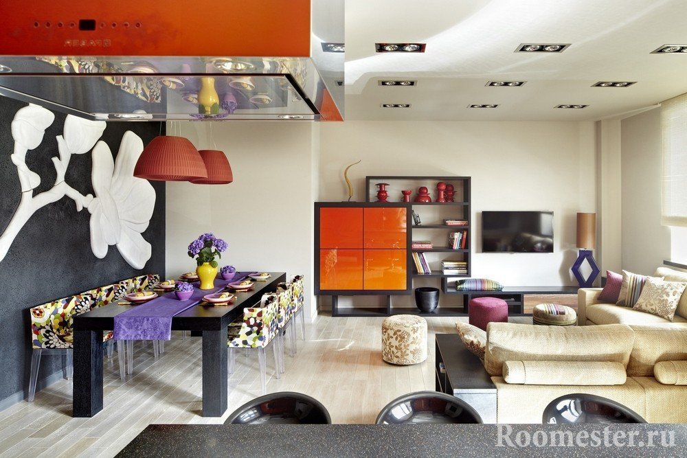 Mønster i form af en hvid blomst på en mørk væg