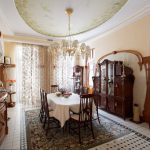 Habitación con una vieja cómoda