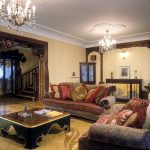 Habitación con un sofá inusual.