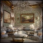 Cuadros y muebles elegantes en el interior.