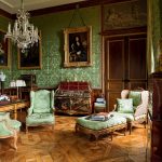 Muebles verdes combinados con papel tapiz verde