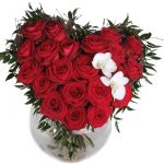 Original ramo de rosas rojas con un par de flores blancas.