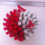 Rosas blancas y rojas con mariposas en un ramo