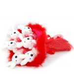 Conejos de peluche en un ramo