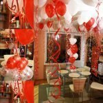 Habitación llena de globos en forma de corazón