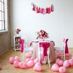Mesa festiva y globos en el piso