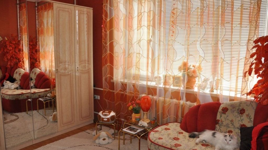 Armari amb un mirall a l’habitació
