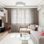 Paredes blancas y piso a granel en la habitación