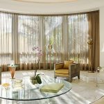 Muebles creativos en una sala semicircular.