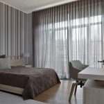 La mesa frente a la cama en el dormitorio.