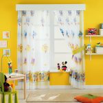 Habitación infantil con paredes amarillas.