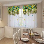 Cortinas brillantes delante de la mesa.
