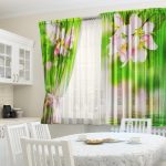 Cortinas con flores en la cocina.