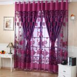 Mesa con una lámpara junto a la ventana
