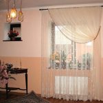 Tul en la ventana con flores