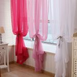 Cortinas brillantes en la ventana